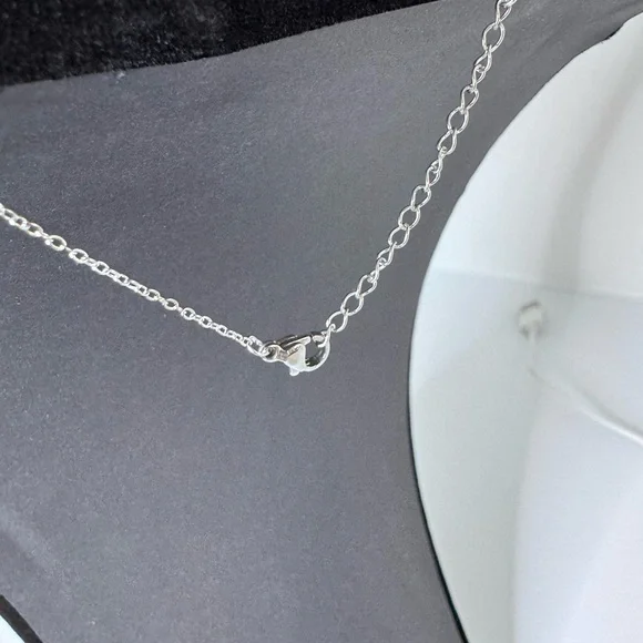 Elegant Silver Necklace with Green Heart Pendant - Picture 6 of 6